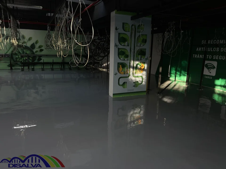 Piso epóxico en bicicletero de edificio corporativo