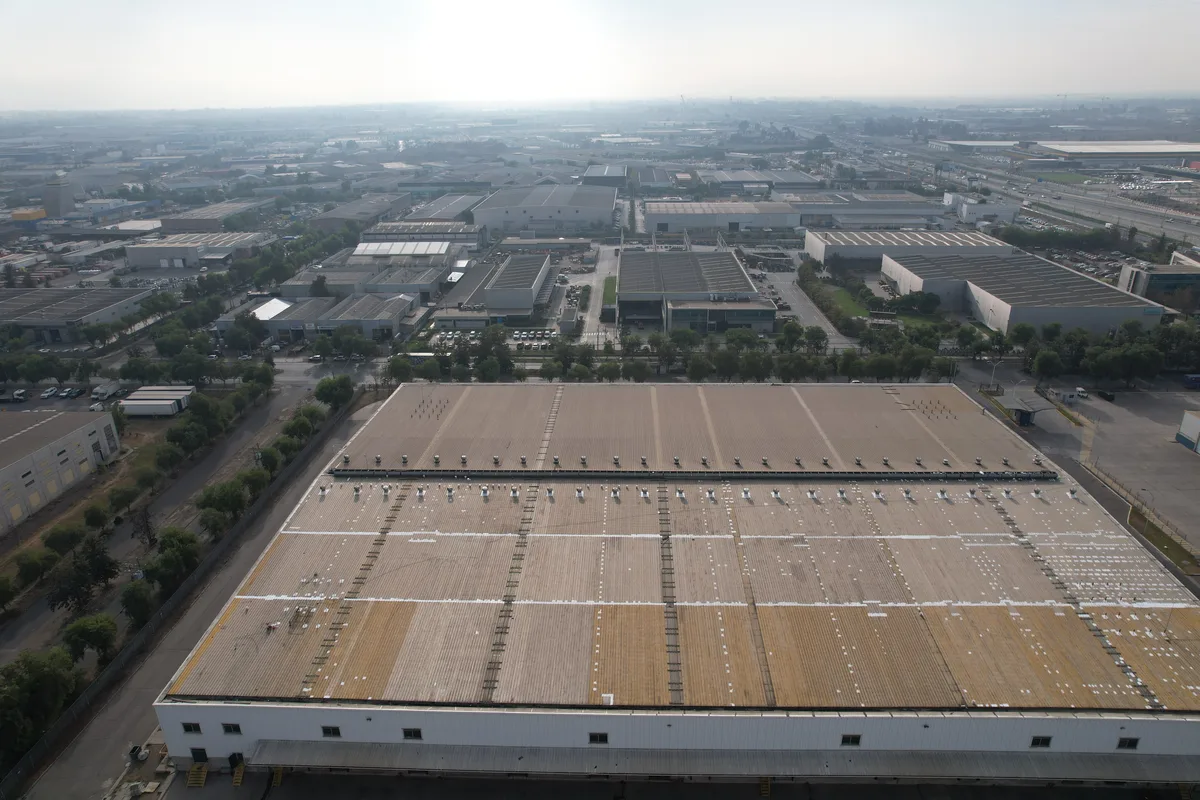 Vista aérea de la cubierta industrial antes de la intervención, Cargo Park