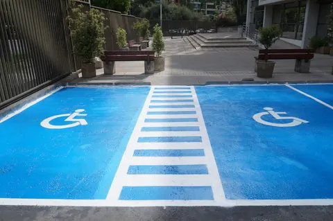 Señalética en estacionamientos, elementos distintivos
