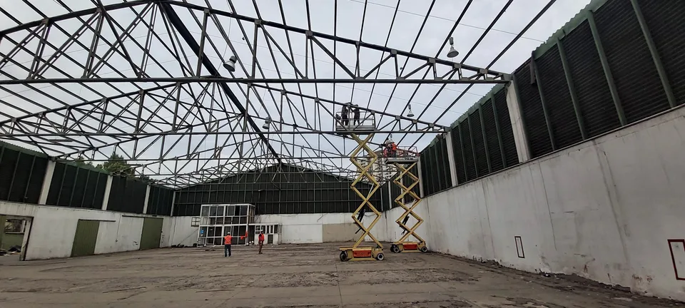 Estructura de cubierta metálica en ampliación de planta industrial